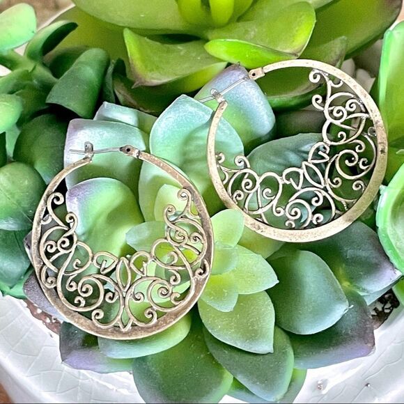 Brass colored hoops with design - Picture 2 of 9